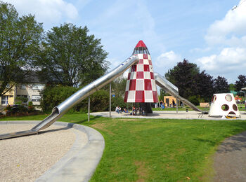 Das Bild zeigt den Raumfahrt Spielplatz im Parc Kaltreis, Luxembourg.