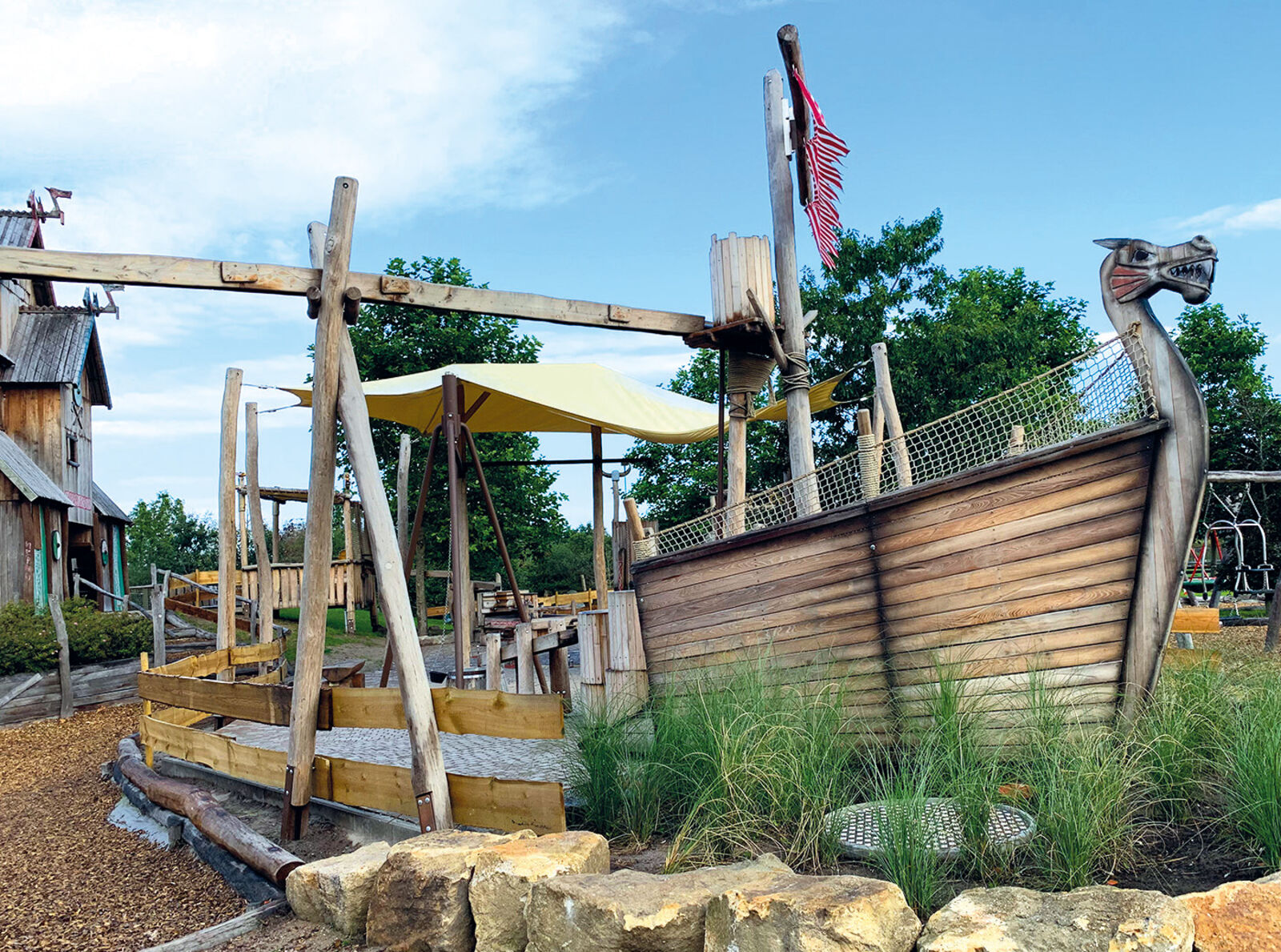 Das Bild zeigt den Wikinger Spielplatz im Tier- und Freizeitpark Thüle, Friesoythe.