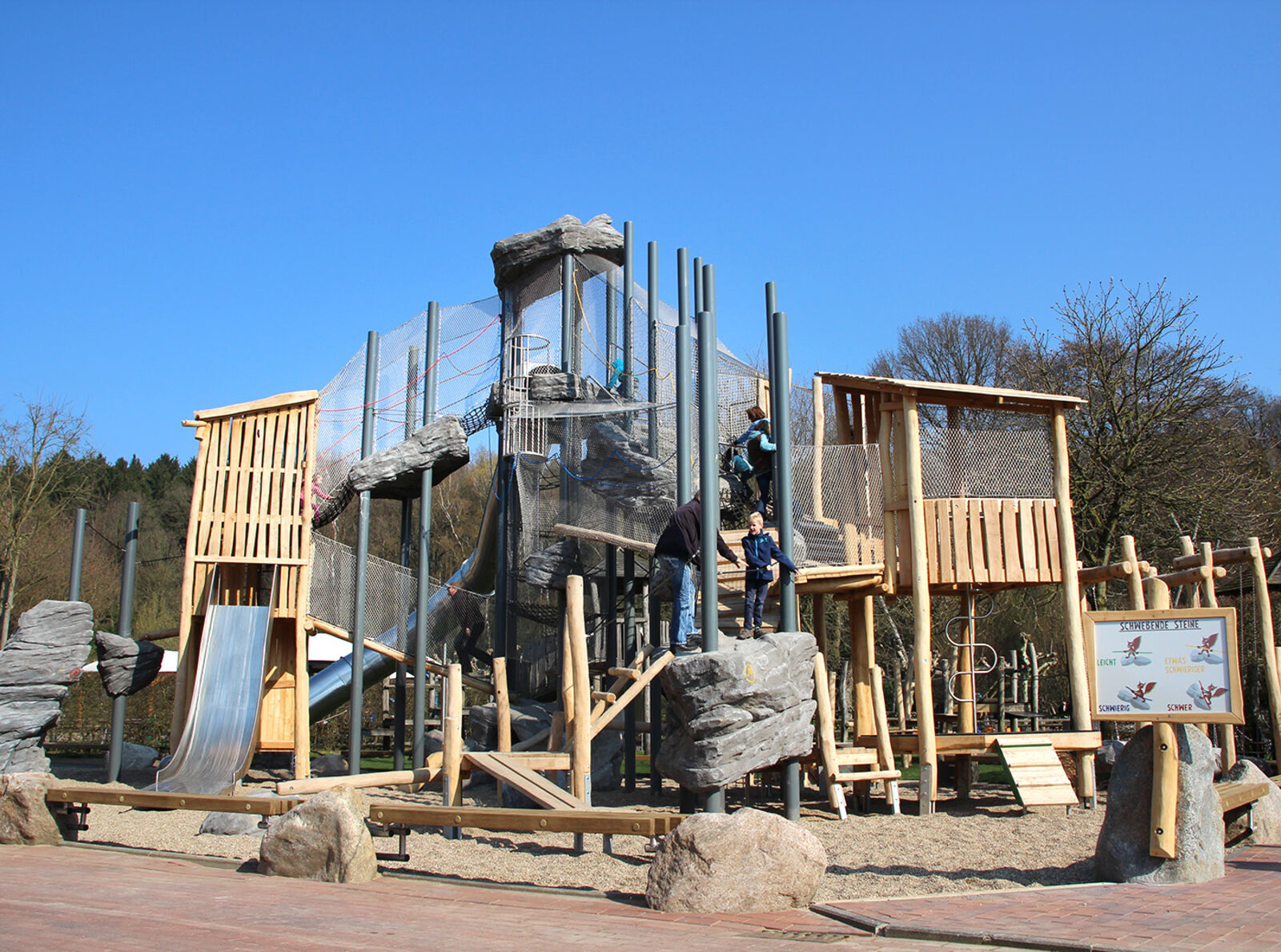 Das Bild zeigt die Schwebenden Felsen auf dem Ketteler Hof in Haltern.