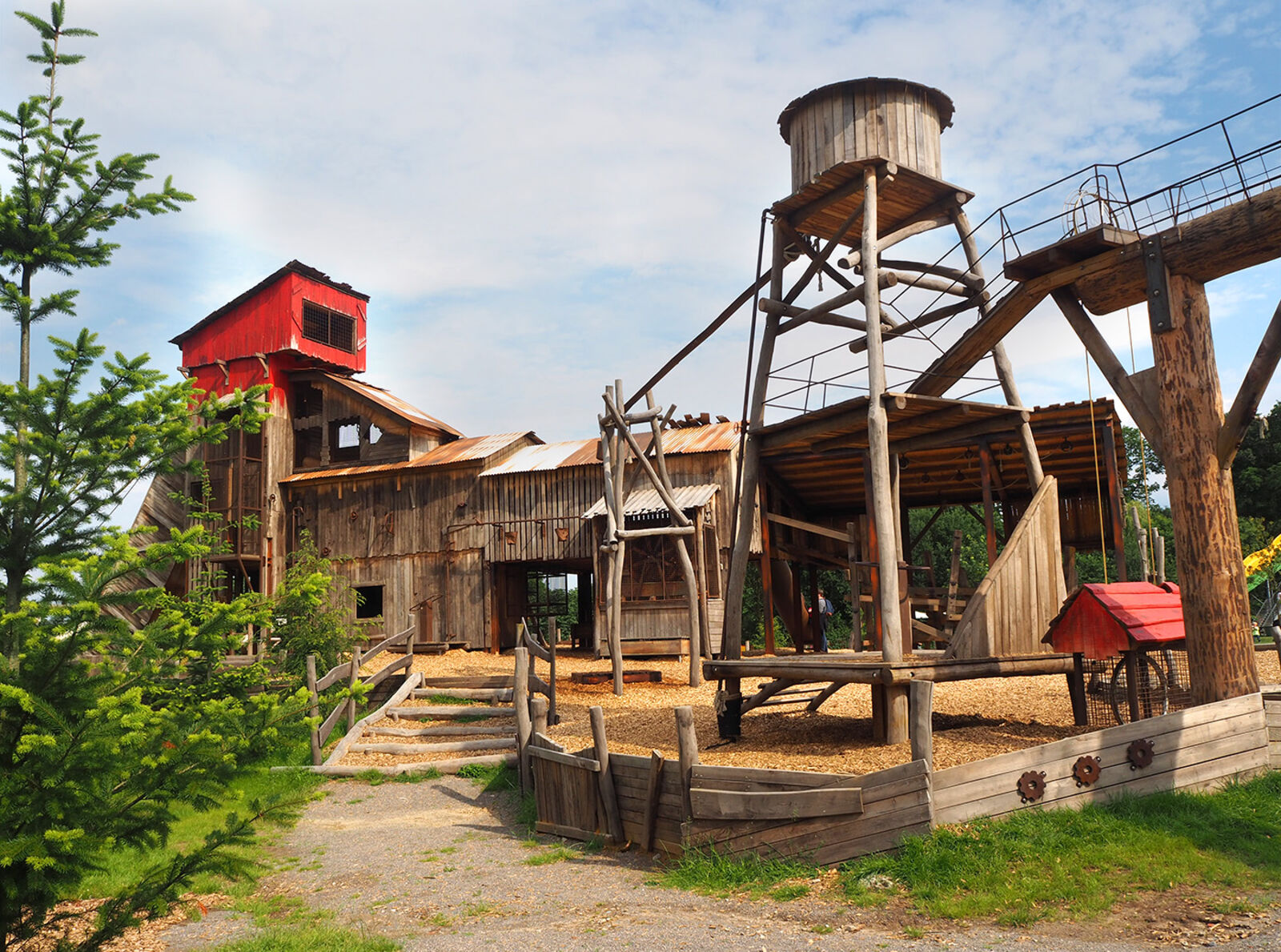 Das Bild zeigt das Sägewerk und die Goldmine im Wildpark Reken.