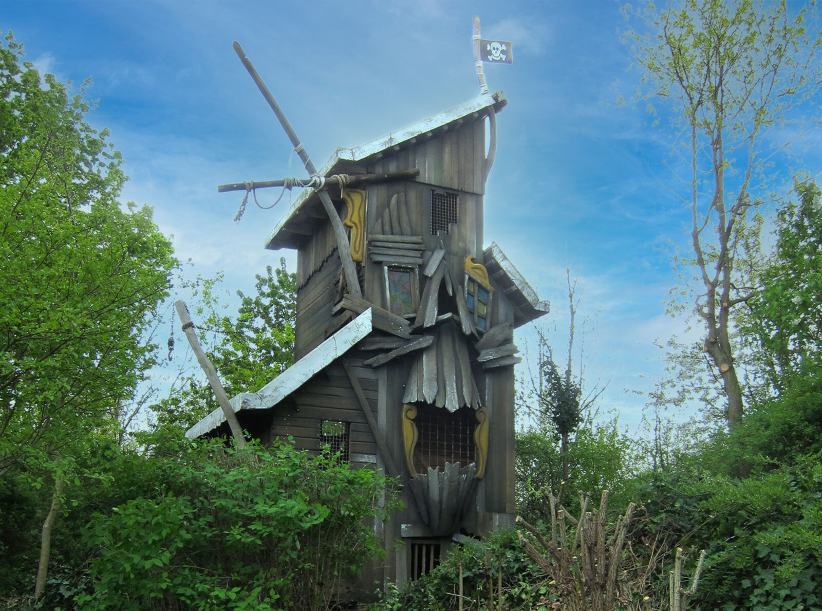 Das Bild zeigt den Totenkopfspielturm im Familypark St. Margarethen in Österreich.