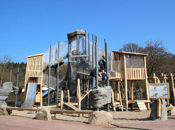 Das Bild zeigt die Schwebenden Felsen auf dem Ketteler Hof in Haltern.