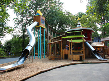 Das Bild zeigt das Haus der Richtungen im Freizeitpark Schloss Beck in Bottrop.