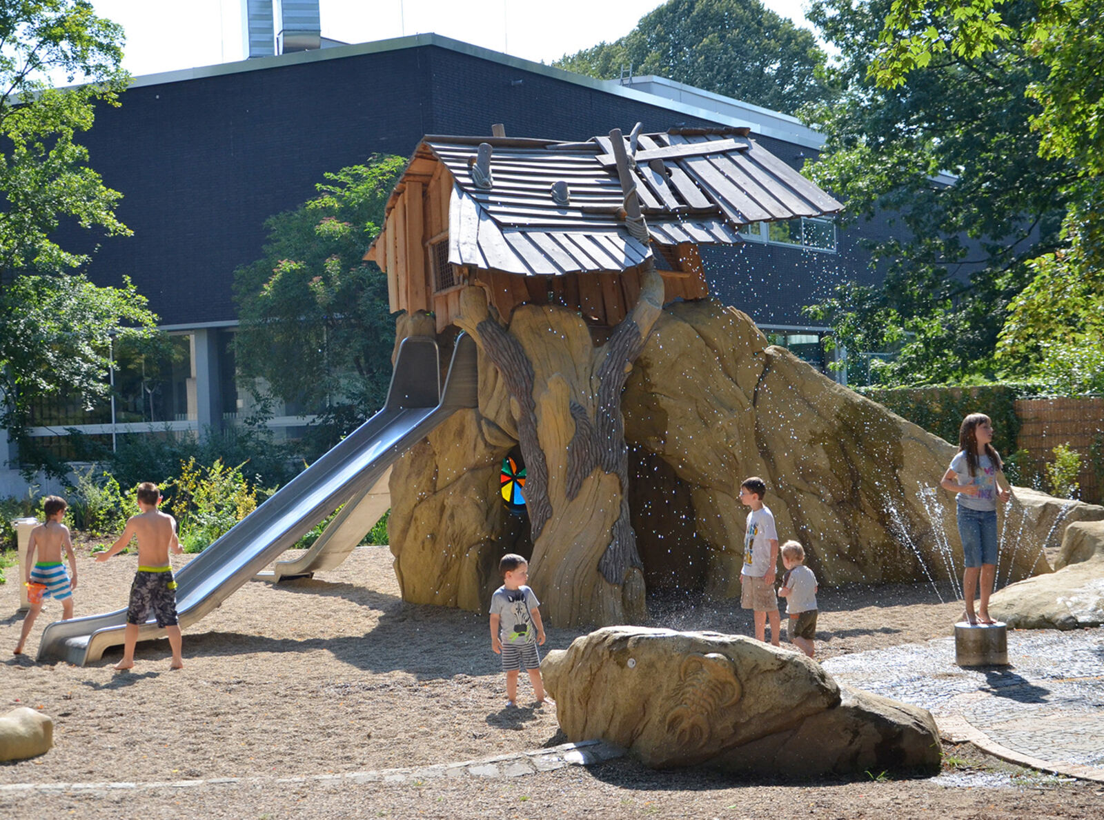 Das Bild zeigt den Spielplatz im Raushauspark Gladbeck.