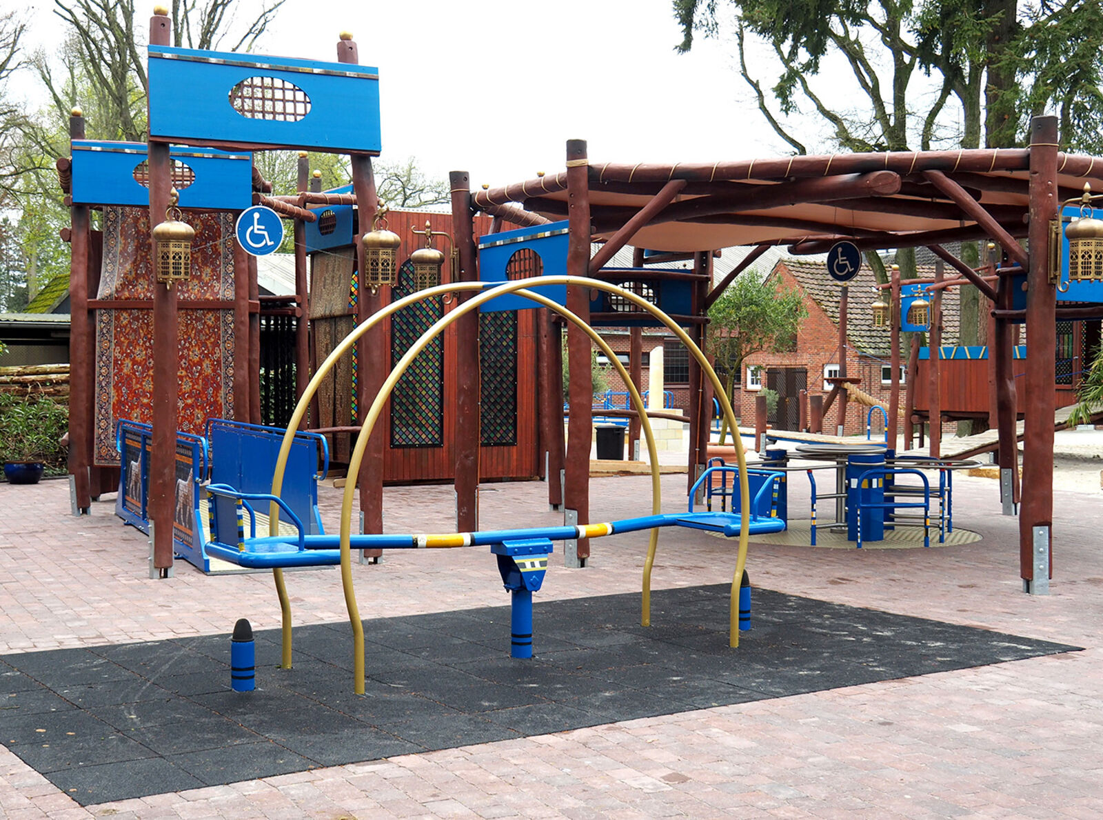 Das Bild zeigt den erweiterten Spielplatz neben dem Löwengehege im Jaderpark, Jaderberg.