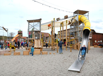 Das Bild zeigt den Ausgrabungsspielplatz in Karls Erlebnisdorf, Koserow.