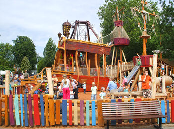 Das Bild zeigt den Piratenspielplatz im Familienpark Drievliet, Den Haag.