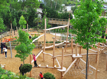 Das Bild zeigt die Spielanlage Klein Afrika im Zoo de Beauval in Saint-Aignan, Frankreich.