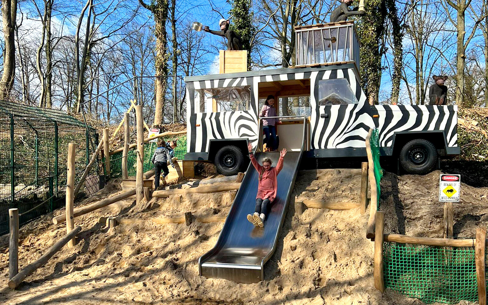 Das Bild zeigt den Safari-Wagen im Tierpark Gettorf.